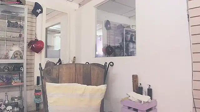 xinamora online show from 11-16-25, 06:24