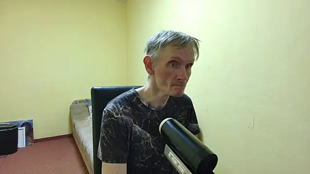 Snapshot of k74robert chatting on 02-15-26, 03:31 k74robert online show from 02-15-26, 03:31