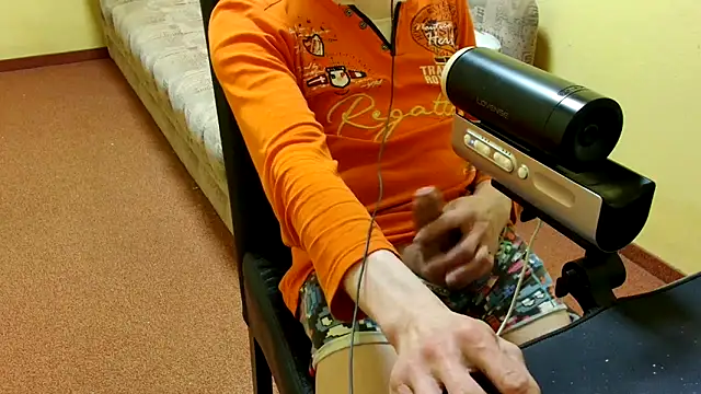 Snapshot of k74robert chatting on 04-06-26, 04:19 k74robert online show from 04-06-26, 04:19