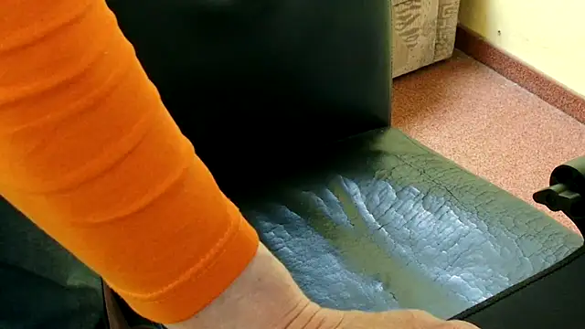 Snapshot of k74robert chatting on 04-10-26, 01:38 k74robert online show from 04-10-26, 01:38