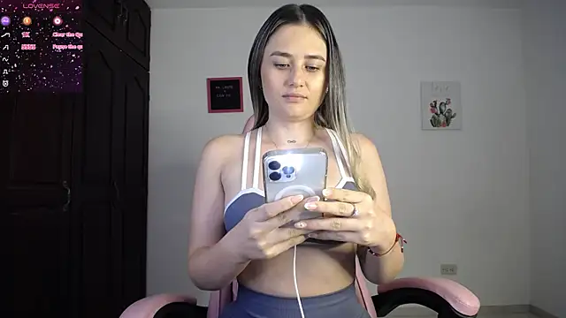 Snapshot of Veronika__Winslow_ chatting on 09-24-25, 06:28 Veronika Winslow online show from 09-24-25, 06:28