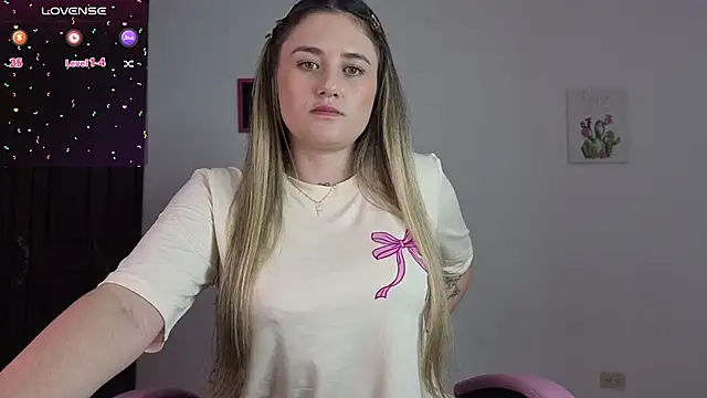 Snapshot of Veronika__Winslow_ chatting on 11-04-25, 05:28 Veronika Winslow online show from 11-04-25, 05:28