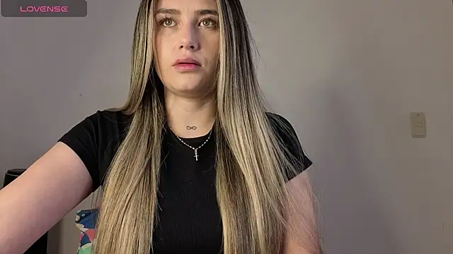 Snapshot of Veronika__Winslow_ chatting on 11-18-25, 05:56 Veronika Winslow online show from 11-18-25, 05:56