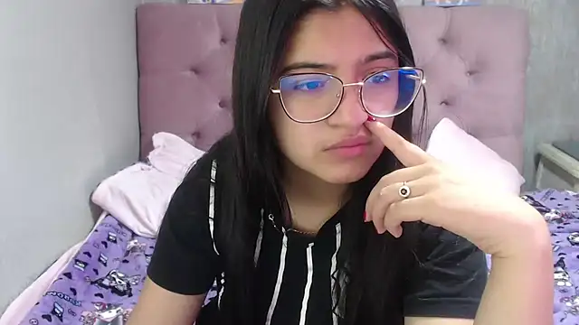 Snapshot of laurenelove chatting on 09-20-25, 02:56 laurenelove online show from 09-20-25, 02:56