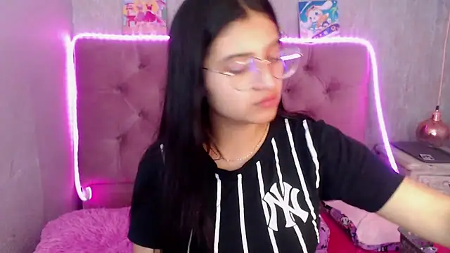 Snapshot of laurenelove chatting on 10-01-25, 03:23 laurenelove online show from 10-01-25, 03:23