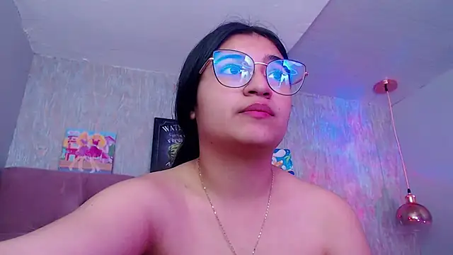 Snapshot of laurenelove chatting on 10-13-25, 03:39 laurenelove online show from 10-13-25, 03:39