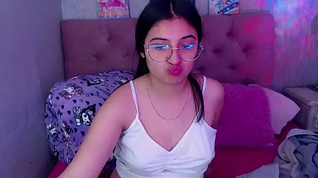 Snapshot of laurenelove chatting on 10-18-25, 03:42 laurenelove online show from 10-18-25, 03:42