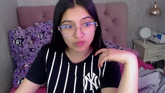 Snapshot of laurenelove chatting on 10-20-25, 03:40 laurenelove online show from 10-20-25, 03:40