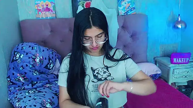 Snapshot of laurenelove chatting on 10-25-25, 03:25 laurenelove online show from 10-25-25, 03:25