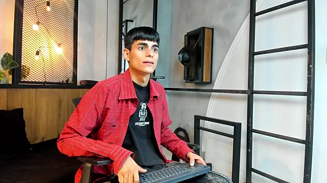 Snapshot of Dani_mc1 chatting on 10-20-25, 11:32 Dani mc1 online show from 10-20-25, 11:32