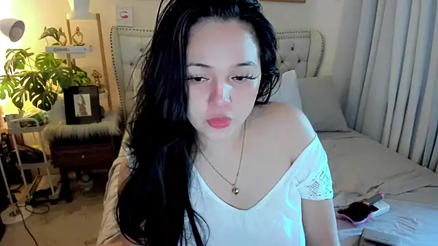 Snapshot of SweetHoney369 chatting on 10-15-25, 12:33 SweetHoney369 online show from 10-15-25, 12:33