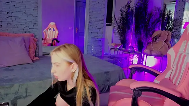 Snapshot of Reina_Cummings chatting on 01-17-26, 06:51 Reina Cummings online show from 01-17-26, 06:51