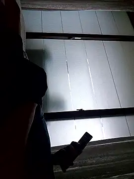 Snapshot of starvingo2002 chatting on 09-19-25, 07:43 starvingo2002 online show from 09-19-25, 07:43