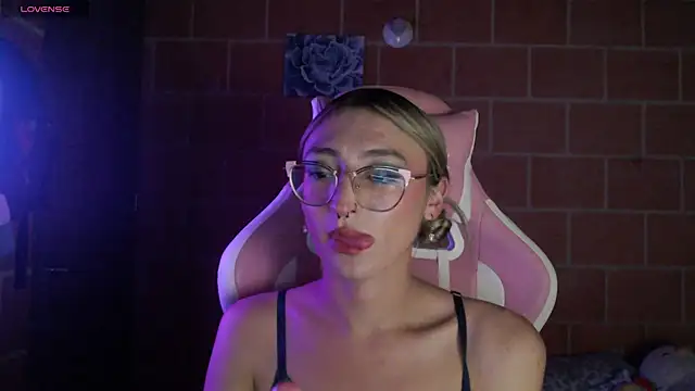Snapshot of Andrea_camilaaa chatting on 04-21-26, 01:42 Andrea camilaaa online show from 04-21-26, 01:42