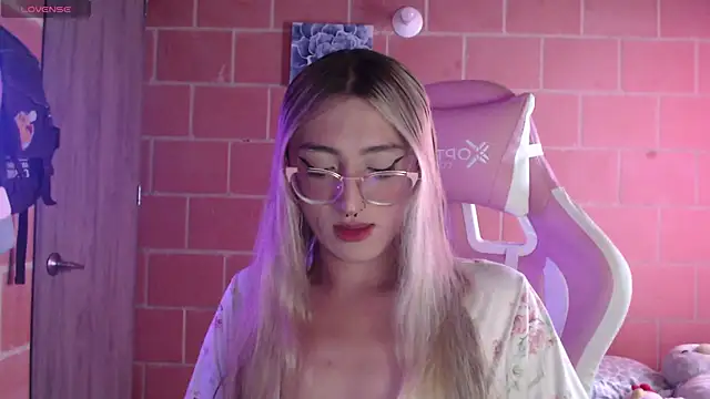 Snapshot of Andrea_camilaaa chatting on 04-21-26, 01:17 Andrea camilaaa online show from 04-21-26, 01:17