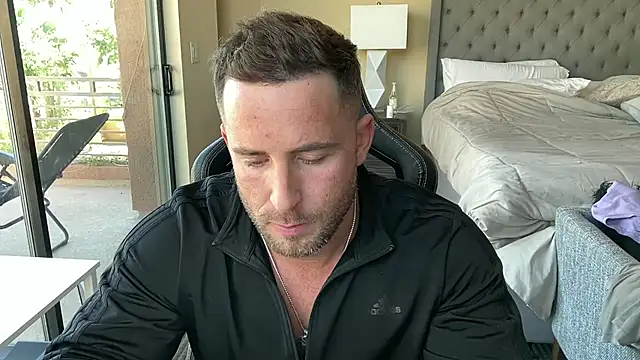 Snapshot of brettmycles28 chatting on 10-26-25, 08:26 brettmycles28 online show from 10-26-25, 08:26