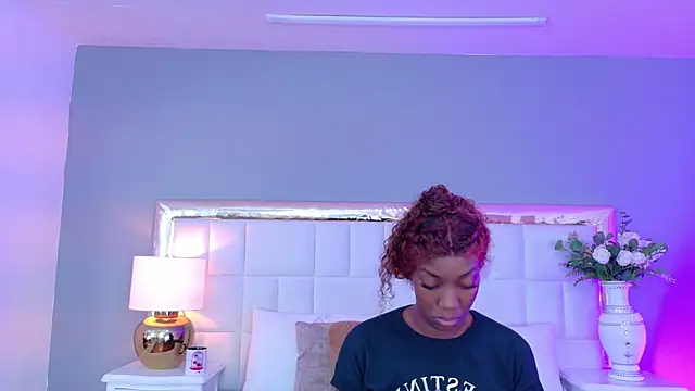 Snapshot of MadeleineHocker chatting on 10-11-25, 11:53 MadeleineHocker online show from 10-11-25, 11:53