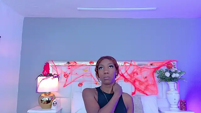 Snapshot of MadeleineHocker chatting on 10-23-25, 01:43 MadeleineHocker online show from 10-23-25, 01:43