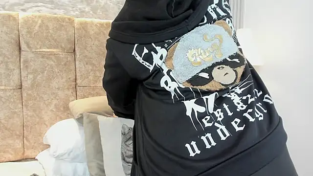 Snapshot of leilapons chatting on 10-10-25, 05:23 leilapons online show from 10-10-25, 05:23