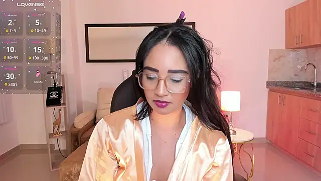 Snapshot of Sharon_breezee chatting on 09-28-25, 04:40 Sharon breezee online show from 09-28-25, 04:40