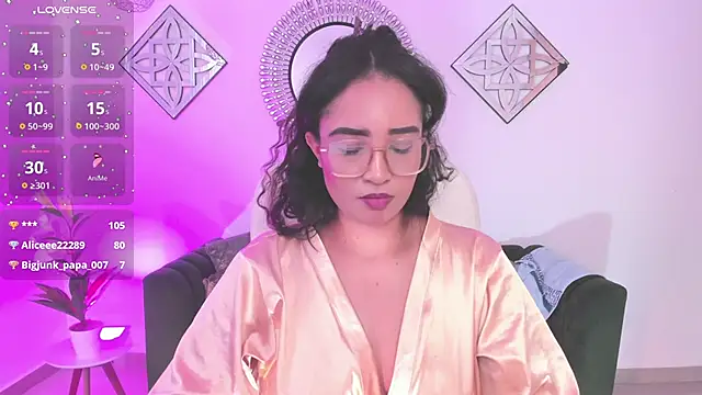 Snapshot of Sharon_breezee chatting on 10-05-25, 02:04 Sharon breezee online show from 10-05-25, 02:04