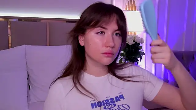 Snapshot of MeganStrain chatting on 09-18-25, 03:19 MeganStrain online show from 09-18-25, 03:19