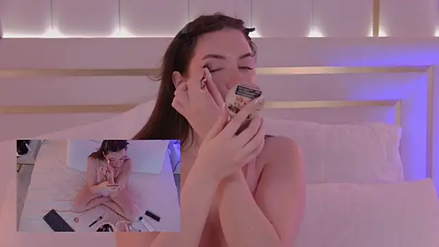 Snapshot of MeganStrain chatting on 09-30-25, 03:44 MeganStrain online show from 09-30-25, 03:44