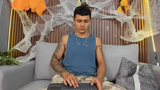 Leo santoro online show from 10-31-25, 01:45