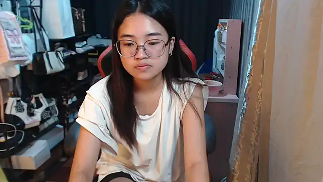 Snapshot of urhoneybunny25 chatting on 10-13-25, 08:36 urhoneybunny25 online show from 10-13-25, 08:36