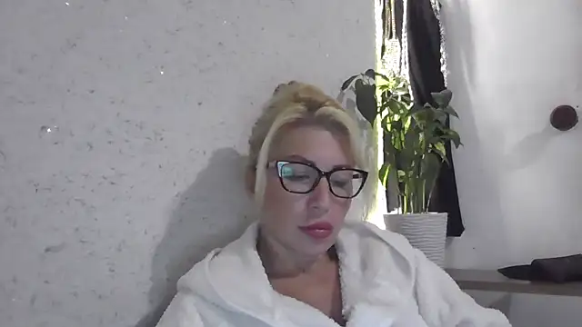 Snapshot of fox_red_lady7 chatting on 10-08-25, 07:22 fox red lady7 online show from 10-08-25, 07:22