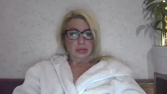 Snapshot of fox_red_lady7 chatting on 10-16-25, 08:54 fox red lady7 online show from 10-16-25, 08:54