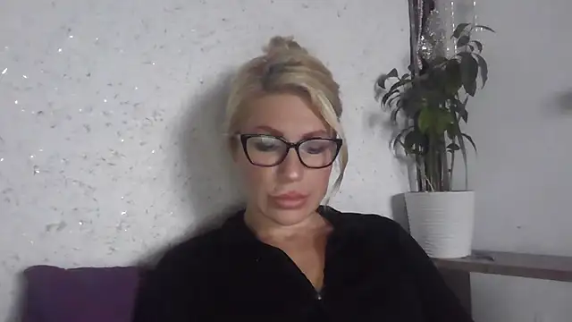 Snapshot of fox_red_lady7 chatting on 10-18-25, 09:54 fox red lady7 online show from 10-18-25, 09:54