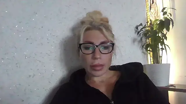 Snapshot of fox_red_lady7 chatting on 10-20-25, 10:05 fox red lady7 online show from 10-20-25, 10:05