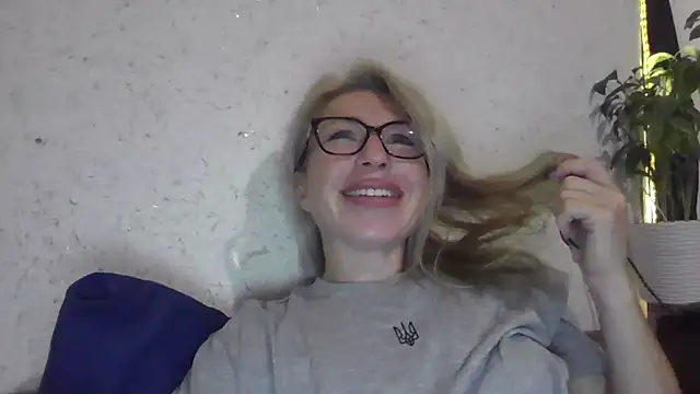 Snapshot of fox_red_lady7 chatting on 10-24-25, 03:52 fox red lady7 online show from 10-24-25, 03:52