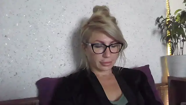 Snapshot of fox_red_lady7 chatting on 10-26-25, 06:41 fox red lady7 online show from 10-26-25, 06:41