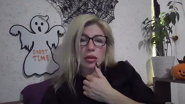 Snapshot of fox_red_lady7 chatting on 10-27-25, 07:07 fox red lady7 online show from 10-27-25, 07:07