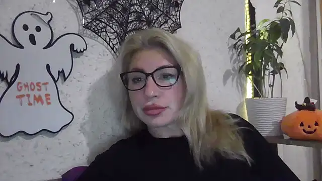 Snapshot of fox_red_lady7 chatting on 10-28-25, 07:27 fox red lady7 online show from 10-28-25, 07:27