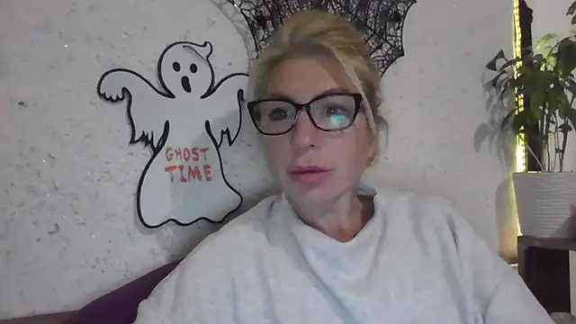 Snapshot of fox_red_lady7 chatting on 10-29-25, 06:09 fox red lady7 online show from 10-29-25, 06:09