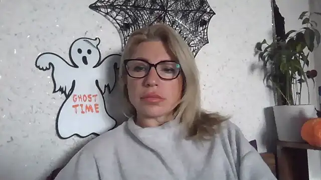 Snapshot of fox_red_lady7 chatting on 10-30-25, 06:48 fox red lady7 online show from 10-30-25, 06:48