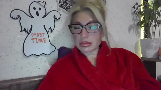 Snapshot of fox_red_lady7 chatting on 10-31-25, 08:43 fox red lady7 online show from 10-31-25, 08:43