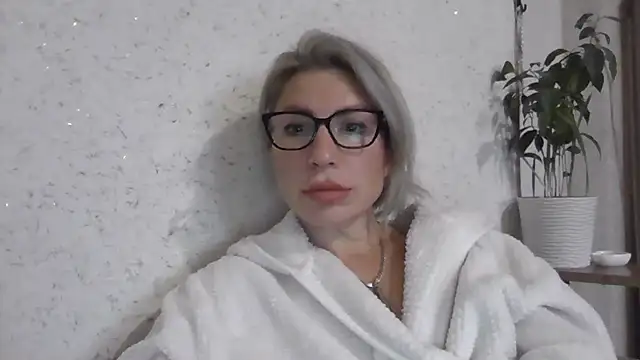 Snapshot of fox_red_lady7 chatting on 11-16-25, 12:11 fox red lady7 online show from 11-16-25, 12:11