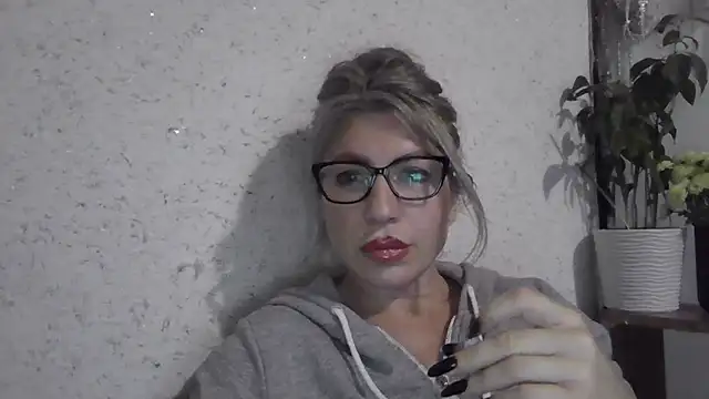 Snapshot of fox_red_lady7 chatting on 12-03-25, 12:03 fox red lady7 online show from 12-03-25, 12:03