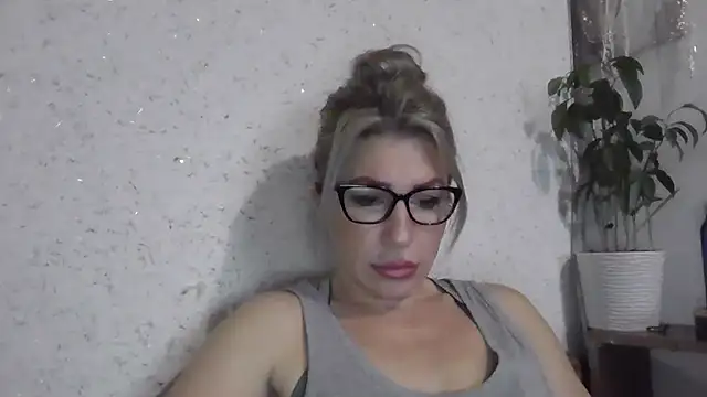 Snapshot of fox_red_lady7 chatting on 12-16-25, 10:53 fox red lady7 online show from 12-16-25, 10:53