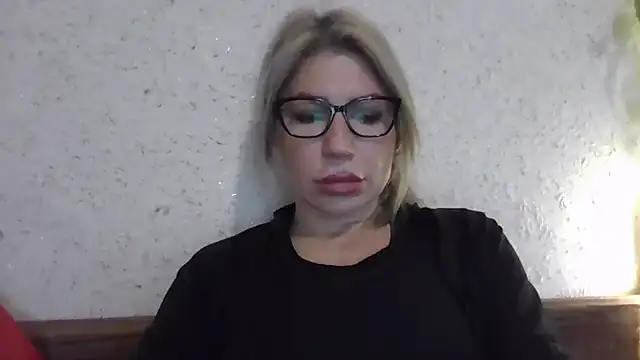 Snapshot of fox_red_lady7 chatting on 12-22-25, 12:24 fox red lady7 online show from 12-22-25, 12:24