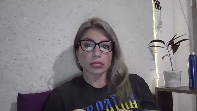 Snapshot of fox_red_lady7 chatting on 01-09-26, 04:54 fox red lady7 online show from 01-09-26, 04:54