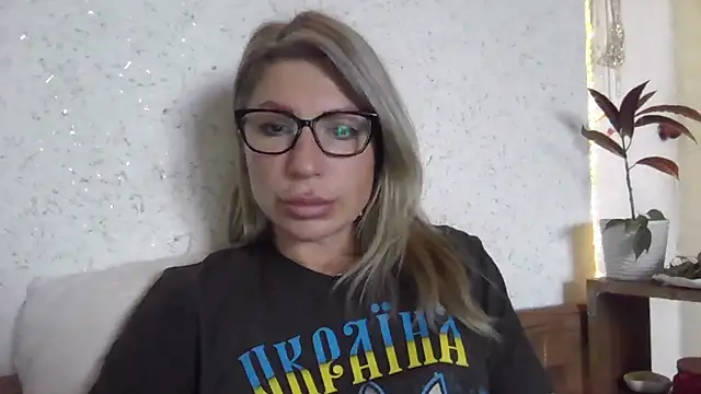 Snapshot of fox_red_lady7 chatting on 01-10-26, 12:51 fox red lady7 online show from 01-10-26, 12:51