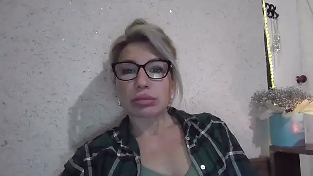 Snapshot of fox_red_lady7 chatting on 01-14-26, 04:23 fox red lady7 online show from 01-14-26, 04:23