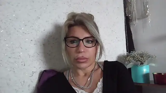 Snapshot of fox_red_lady7 chatting on 01-15-26, 10:53 fox red lady7 online show from 01-15-26, 10:53