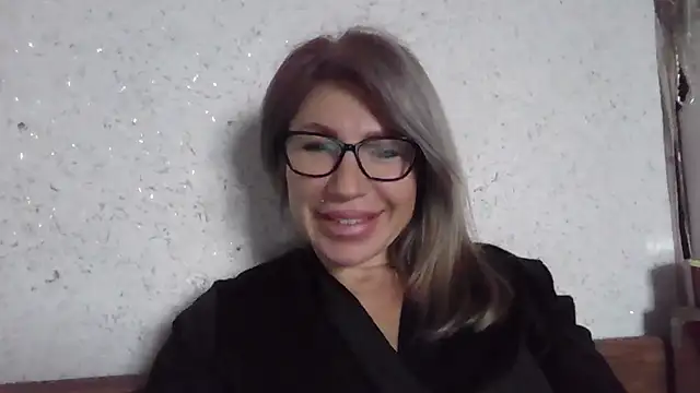 Snapshot of fox_red_lady7 chatting on 02-14-26, 10:23 fox red lady7 online show from 02-14-26, 10:23