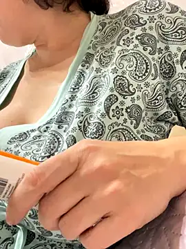 Snapshot of Kiravix chatting on 10-25-25, 06:24 Kiravix online show from 10-25-25, 06:24